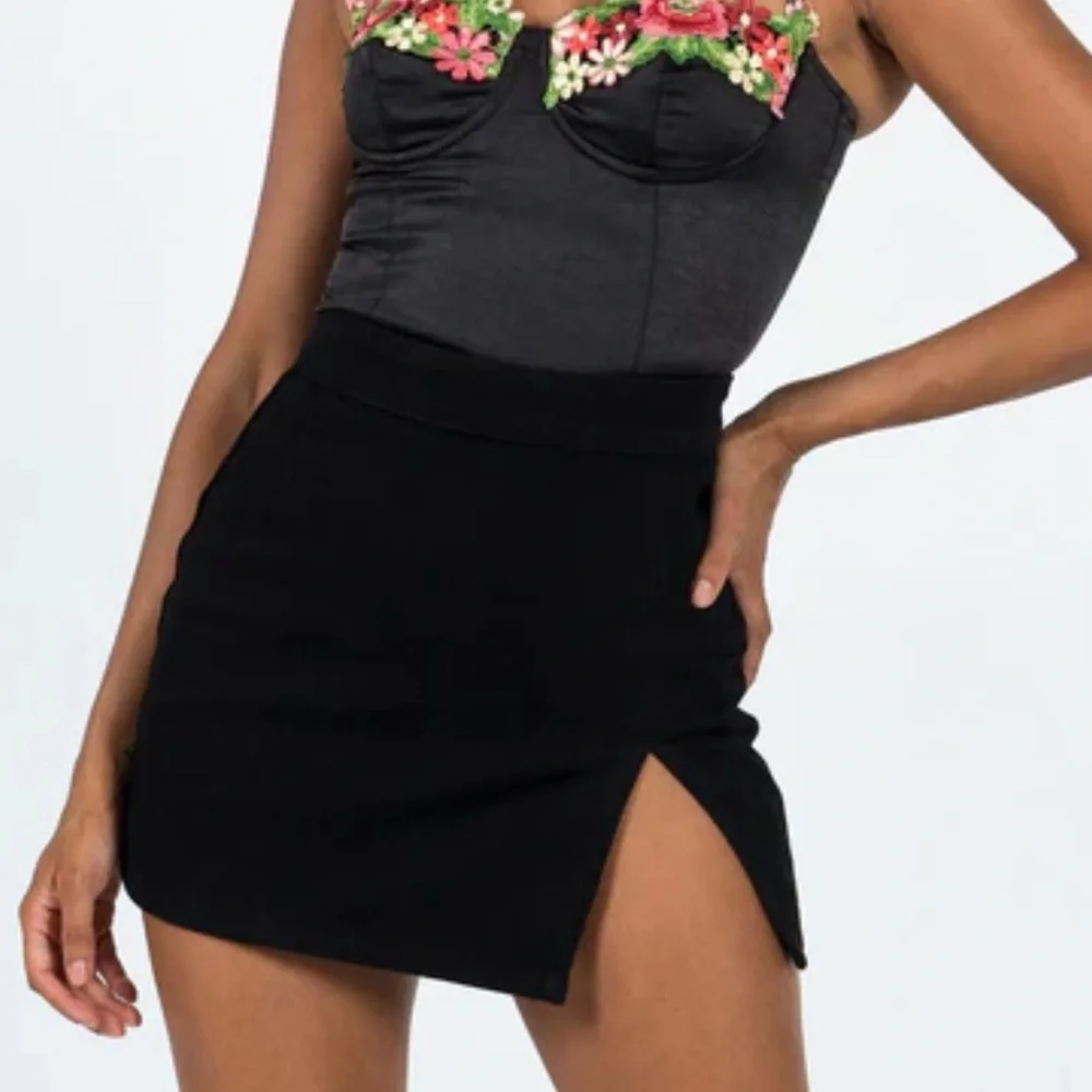 Lioness Black Mini Skirt with Slit - Picture 2 of 3